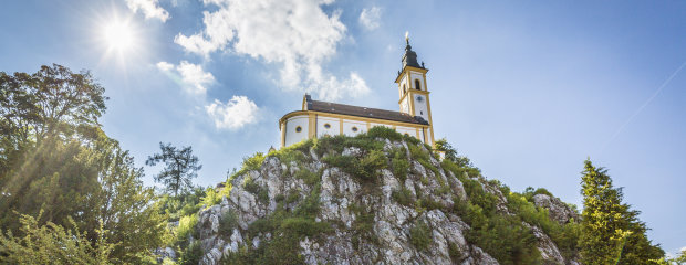 Rosenquarzfels mit Kreuzbergkirche Pleystein Rosenquarzfels mit Kreuzbergkirche Pleystein