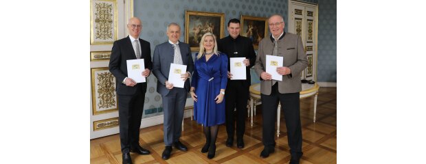Freuen sich über die Gründung des neuen Beirats der grenzüberschreitenden Zusammenarbeit: Regierungspräsident Walter Jonas, Landrat Roland Grillmeier (Tirschenreuth), die Bayerische Staatsministerin für Europaangelegenheiten und Internationales, Melanie Huml, MdL, Landrat Thomas Ebeling (Schwandorf) sowie der Chamer Landrat und Bezirkstagspräsident Franz Löffler Gruppenbild Konstituierende Sitzung