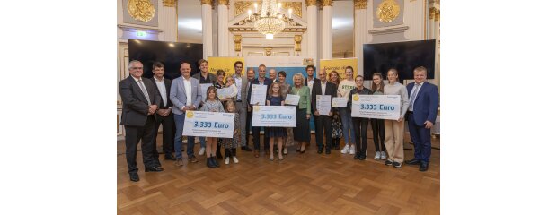 Preisverleihung im Spiegelsaal der Regierung der Oberpfalz: Gruppenbild der Gewinner 2023 Gruppenbild Gewinner 2023