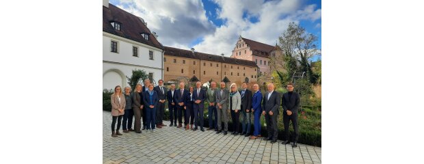 Gruppenbild bei der Dienstbesprechung von Landratsamt Amberg-Sulzbach und der Regierung der Oberpfalz Gruppenbild bei der Dienstbesprechung von Landratsamt Amberg-Sulzbach und der Regierung der Oberpfalz