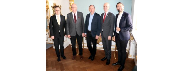 Florian Luderschmid (Regierungspräsident von Oberfranken), Franz Löffler (Bezirkstagspräsident der Oberpfalz), Petr Kulhánek (Regionspräsident von Karlsbad), Walter Jonas (Regierungspräsident der Oberpfalz) und Patrik Pizinger (stellvertretender Regionspräsident von Karlsbad, v.li.) Gruppenbild Treffen Karlsbad