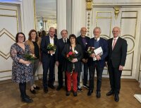 45 Jahre Suchtarbeitskreis Oberpfalz – feierlicher Festakt im Spiegelsaal der Regierung der Oberpfalz. Unser Bild zeigt von links nach rechts: Referentin Zsuzsanna Majzik, Landrätin Tanja Schweiger, Referent Dr. Tobias Rüther, Prof. Dr. Thomas Baghai (Bezirksklinikum, in Vertretung von Bezirkstagspräsident Franz Löffler), Helga Salbeck (Stellvertende Vorsitzende Opf. SARbK/LRA Regensburg), Prof. Dr. Norbert Wodarz (Vorsitzender Opf. SARbK), Referent Dr. Heribert Fleischmann, Regierungspräsident Walter Jonas