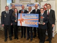 Freudige Gesichter bei der Verleihung des Ostbayerischen Feuerwehrpreises 2024: Michael Gruber (Vorstandsvorsitzender der Sparda-Bank Ostbayern eG, 4. v.r.), Walter Jonas (Regierungspräsident der Oberpfalz, 3. v.r.), Rainer Haselbeck (Regierungspräsident von Niederbayern, r.), Jürgen Kohl (Vorsitzender des Bezirksfeuerwehrverbands Oberpfalz, 2. v.l.), Nikolaus Höfler (Vorsitzender des Bezirksfeuerwehrverbands Niederbayern, l.), sowie die Vertreterinnen und Vertreter der Gewinnerfeuerwehren