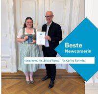 Regierungspräsident Walter Jonas gratuliert Karina Schmitt zur Auszeichnung