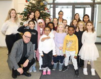 Christbaumschmücken mit Hortkindern