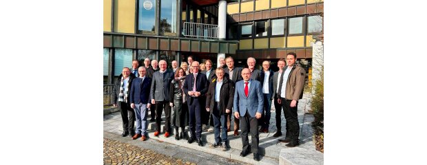 Landrat Franz Löffler (1. Reihe 3. v.l.) begrüßte im Landratsamt Cham im Rahmen eines Arbeitstreffens Vertreter der Regierung der Oberpfalz Gruppenbild Dienstbesprechung