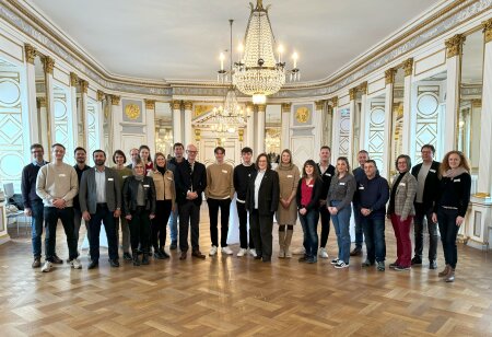 Die neuen Mitarbeiter an der Regierung der Oberpfalz zusammen mit Präsidium