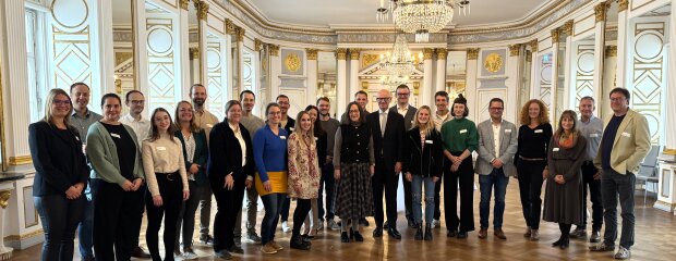 Regierungspräsident Walter Jonas und Regierungsvizepräsidentin Christiane Zürn heißen unsere neuen Kolleginnen und Kollegen offiziell willkommen und wünschen ihnen viel Erfolg und Freude bei ihren neuen Aufgaben
