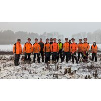 Teameinsatz für den Naturschutz: Auszubildende, Forstwirte und Partner nach dem winterlichen Pflegeeinsatz im Charlottenhofer Weihergebiet.