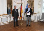 Regierungspräsident Axel Bartelt zusammen mit Alois Kermer, zweiter Bürgermeister der Gemeinde Mötzing