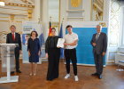 vlnr: Regierungspräsident Axel Bartelt, Gertrud Maltz-Schwarzfischer, Oberbürgermeisterin von Regensburg, Taqwa Gad und Tim Schlierkamp-Voosen vom Verein Migrantenmedizin e.V., 2. Preis beim Integrationspreis der Oberpfalz 2021,  Innen- und Integrationsminister Joachim Herrmann