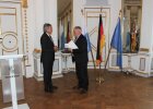 Regierungspräsident Axel Bartelt übergibt Hans Glatzl, Mitglied des Stadtrats Burglengenfeld, die Kommunale Verdienstmedaille
