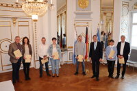 Horst und Sabrina Kraus, Benjamin und Ramona Wier, Andreas Artmann, Regierungspräsident Axel Bartelt, Elisabeth Schlipfenbacher und Georg Rampf (v.li) Horst und Sabrina Kraus, Benjamin und Ramona Wier, Andreas Artmann, Regierungspräsident Axel Bartelt, Elisabeth Schlipfenbacher und Georg Rampf (v.li)