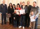 Polizeivizepräsident Thomas Schöniger, MdB Martina Englhardt-Kopf, Birgit Höcherl (Stellvertretende Landrätin Landkreis Schwandorf), Lebensretterin Steffi Günther mit Sohn Paul, Regierungspräsident Walter Jonas, Lebensretter Franz-Josef Heigl, Frank Zeitler (Bürgermeister Nabburg) und Lukas Mutzbauer mit Opa, den er gerettet hat.