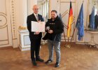 Regierungspräsident Walter Jonas mit Lebensretter Thomas Schaffer.