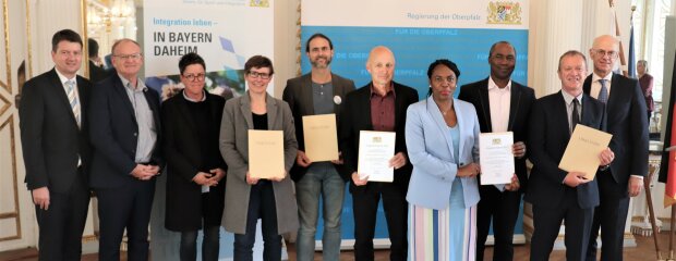 Foto aller Preisträger (vlnr): Sandro Kirchner, Staatssekretär des Innern, für Sport und Integration, Dr. Josef Most vom Beruflichen Schulzentrum I Oskar-von-Miller-Schwandorf mit zwei Kolleginnen, Michael Buschheuer vom Space-Eye e.V., Johannes Hundshammer vom Computerspende Regensburg e.V., Anne Dawah und Alain Patrick Dawah Tankeu vom Multikulti-Integrationsverein Roding e.V., Günter Reiß und Regierungspräsident Walter Jonas Die Preisträger des Integrationspreises 2023 mit Regierungspräsident Walter Jonas