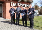 Übergabe Tablets: Regierungspräsident Walter Jonas (2.v.li.) mit den Kreisbrandräten der Landkreise Cham, Michael Stahl (re.), Neustadt/WN, Marco Saller (li.) und Tirschenreuth, Andreas Wührl
