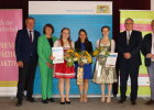 Die zwei besten Absolventinnen, Katharina Pößl aus Winklarn im Landkreis Schwandorf (3.v.l.) und Sophie Burger (3.v.r.) aus Hemau im Landkreis Regensburg mit der besten externen Absolventin, Tanja Hunner (4.v.l.) aus dem Landkreis Regensburg