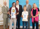 Regierungspräsident Walter Jonas (2.v.r.), Bezirksheimatpfleger Dr. Tobias Appl (3.v.l.) und Abteilungsdirektor Thomas Unger (1.v.l.) mit dem ausgezeichneten Schüler und der Schulvertretung der Staatlichen Realschule für Knaben Neumarkt in der Oberpfalz