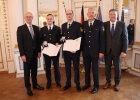 Regierungspräsident Walter Jonas, TITEL Benedict Paul, TITEL Dominik Faltermeier, Polizeipräsident Thomas Schöniger und der Stellvertretende Landrat Stefan Braun (v.li.)