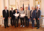 Regierungspräsident Walter Jonas, Marco Gmelch (1. Bürgermeister Stadt Neumarkt), Juliane Eppler, Bastian Steuerwald, Josef Bauer (Stellvertretender Landrat des Landkreises Neumarkt), Johannes Krumm (1. Bürgermeister Markt Elfershausen), Bruno Altrichter (Stellvertretender Landrat des Landkreises Rhön-Grabfeld, v.li.)