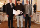 Regierungspräsident Walter Jonas, Robin Buckenleib und der stellvertretende Landrat Jakob Scharf (v.li.)