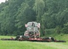 Vorführung einer emissionsarmen Ausbringung von Biogasgärrest mit einem Gülletrac mit Schlitztechnik.