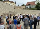 Architekt Peter Brückner erklärt den Teilnehmern der Exkursion die Schritte auf dem Weg zum neuen Lernstandort vor dem Gebäude.