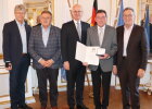 Regierungspräsident Walter Jonas (3.v.l.) mit dem Geehrten Manfred Mühlhans (2.v.r.), dem 1. Bürgermeister Johann Thiel (1.v.r.), dem stv. Landrat Willibald Hogger (2.v.l.) und Bürgermeister Eduard Obermeier vom Bayerischen Gemeindetag (1.v.l.)