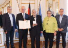Regierungspräsident Walter Jonas (2.v.l.) mit dem Geehrten Georg Schindlbeck (3.v.l.), 2. Bürgermeisterin Maria Feigl (2.v.r.), dem stv. Landrat Willibald Hogger (1.v.r.) und Bürgermeister Eduard Obermeier vom Bayerischen Gemeindetag (1.v.l.)