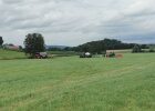 Traktoren und Maschinen auf einer Wiese neben dem Knöblinger Bach.