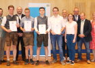 Vier von den fünf besten Absolventen mit Landrat Roland Grillmeier, Lkr TIR (5.v.r.), Landrat Andreas Meier, Lkr NEW (3.v.l.), Landtagsabgeordnetem Stephan Oetzinger (1.v.l.), Landtagsabgeordneten Nicole Bäumler (4.r.v.) und weiteren Ehrengästen