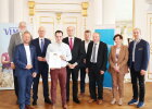 Absolvent Markus Donhauser aus Amberg mit Ehrengästen 