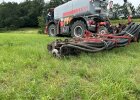 Vorführung einer emissionsarmen Ausbringung von Biogasgärrest mit einem Gülletrac mit Schlitztechnik.