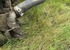Vorführung einer emissionsarmen Ausbringung von Biogasgärrest mit einem Gülletrac mit Schlitztechnik. Hier sieht man die Schlitze mit der Gülle.