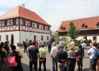 Mühlenhof in Mähring mit den Exkursionsteilnehmern im Vordergrund.
