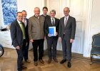 Regierungspräsident Walter Jonas (rechts) überreichte den Förderbescheid an Furths 1. Bürgermeister Sandro Bauer (2. von rechts), der von Chams Landrat Franz Löffler (3. von links) begleitet wurde. Von der Regierung der Oberpfalz mit dabei: Horst Schmid, Bereichsleiter B5 „Umwelt, Gesundheit und Verbraucherschutz“ (links); Christoph Geyer, Sachgebietsleiter SG 55.1 „Rechtsfragen Umwelt“ (2. von links) und Johann Bock, Leiter der Umweltförderung.
