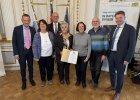 3. Preis: Mitglieder des "NesT"-Teams Neutraubling zusammen mit dem Integrationsbeauftragten der Bayerischen Staatsregierung, Karl Straub (links), Regierungspräsident Walter Jonas (3.v.l.), Maria Scharfenberg, stellv. Landrätin im Landkreis Regensburg (2.v.l.) und Neutraublings Bürgermeister Harald Stadler.