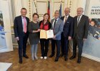 3. Preis: Die Ausgezeichneten des "Willkommensrundgangs" Weiden i.d.Opf mit dem Integrationsbeauftragten der Bayerischen Staatsregierung, Karl Straub (links), Regierungspräsident Walter Jonas (2.v.r.), und Lothar Höher, Bürgermeister Stadt Weiden i.d.Opf. (rechts).