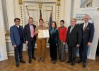 3. Preis: Das „Welt-Café“ aus dem Landkreis Cham. Der Integrationsbeauftragte der Bayerischen Staatsregierung, Karl Straub (2.v.l.) und Regierungspräsident Walter Jonas (rechts) gratulierten.