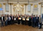 Preisträger des Oberpfälzer Integrationspreises 2024 mit dem Integrationsbeauftragten der Bayerischen Staatsregierung, Karl Straub (8.v.l.) und Regierungspräsident Walter Jonas (Mitte).