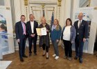 1. Platz: Organisatorinnen des "Sprachtreffs für Frauen und Mütter" aus Lappersdorf mit dem Integrationsbeauftragten der Bayerischen Staatsregierung, Karl Straub (links), Regierungspräsident Walter Jonas (rechts), MdL Jürgen Eberwein (2.v.l.) und Maria Scharfenberg, stellv. Landrätin im Landkreis Regensburg (2.v.r.).