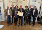 2. Preis: Reinhold Birner (Mitte) aus Weiden i.d.OPf. mit seinen Töchtern Eva (3.v.l.) und Kathrin (3.v.r.), dem Integrationsbeauftragten der Bayerischen Staatsregierung, Karl Straub (rechts), Regierungspräsident Walter Jonas (2.v.r.), Albert Nickl, stellv. Landrat Neustadt a.d. Waldnaab (links) und Lothar Höher, Bürgermeister Stadt Weiden i.d.Opf. (2.v.l.).
