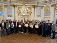 Preisträger des Oberpfälzer Integrationspreises 2024 mit dem Integrationsbeauftragten der Bayerischen Staatsregierung, Karl Straub (8.v.l.) und Regierungspräsident Walter Jonas (Mitte).