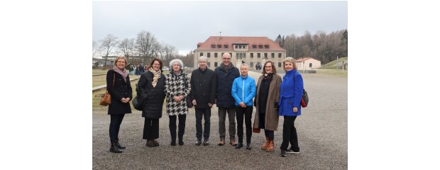 Regierungsvizepräsidentinnen und -vizepräsidenten in Flossenbürg: Monika Linseisen (Regierung von Niederbayern), Birgit Riesner (Regierung von Mittelfranken), Ministerialdirigentin Jutta Krieger (Leiterin der Abteilung Z – Zentrale Angelegenheiten am Bayerischen Innenministerium), Thomas Engel (Regierung von Oberfranken), Jochen Lange (Regierung von Unterfranken), Sabine Kahle-Sander (Regierung von Oberbayern), Christiane Zürn (Regierung der Oberpfalz) und Sabine Beck (Regierung von Schwaben, v.li.) Gruppenbild RVP-Tagung