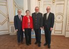 Regierungspräsident Walter Jonas und der Amtschef des Staatsministeriums für Ernährung, Landwirtschaft, Forsten und Tourismus, Hubert Bittlmayer, gratulieren der neuen Bereichsleiterin B6 Elisabeth Beer und verabschieden Vorgänger Johannes Hebauer.