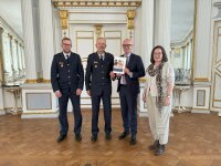 Regierungspräsident Walter Jonas (2.v.re.), Polizeipräsident Thomas Schöniger (2.v.li.), Regierungsvizepräsidentin Christiane Zürn und Polizeioberrat Sven Buhl 