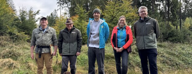 Kreuzotter-Kartierer Andreas Schmiedinger, Revierförster Hans Frisch, Lukas Feichmeier und Dr. Christina Meindl (Regierung der Oberpfalz) und Philipp Bahnmüller (Bayerische Staatsforsten, Forstbetrieb Schnaittenbach, v.li.)