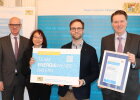 Regierungspräsident Walter Jonas (1.v.l.) mit den bereits im Oktober durch den Bayerischen Staatsminister für Wirtschaft, Landesentwicklung und Energie, Hubert Aiwanger ernannten Unterstützern im Team Energiewende Bayern, die IHK Regensburg für Oberpfalz/Kelheim, vertreten durch Hauptgeschäftsführer Dr. Jürgen Helmes (1.v.r.), Richard Röck, Bereichsleiter Energie und Umwelt (2.v.r.) mit Susanne Ziegler (2.v.l.) (Regierung der Oberpfalz/Stühlinger-Weinhändler)