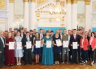 Gruppenbild aller Absolventinnen und Absolventen mit Ehrengästen